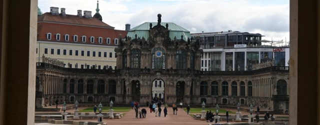 Blick über den neu gestalteten Zwingerhof auf die barocken Pavillons und Galerien.