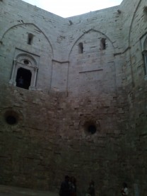 Schloss Castel Del Monte ( Innenhof) (Bild: Carlo Marino)