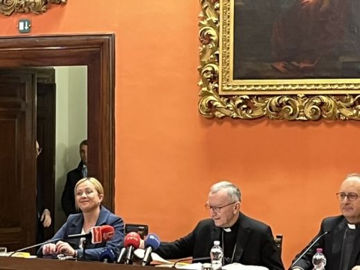 Präsident des Ministerrats Italiens Giorgia Meloni mit Staatssekretär des Vatikans Pietro Parolin